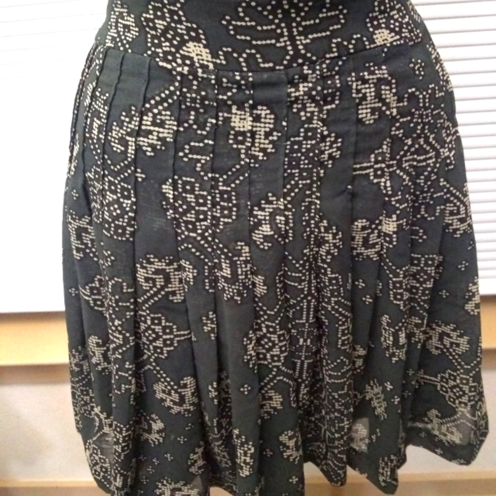 Pleated print skirt blue white lined side zip size L